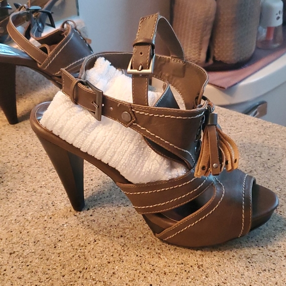 Heels - Picture 4 of 4